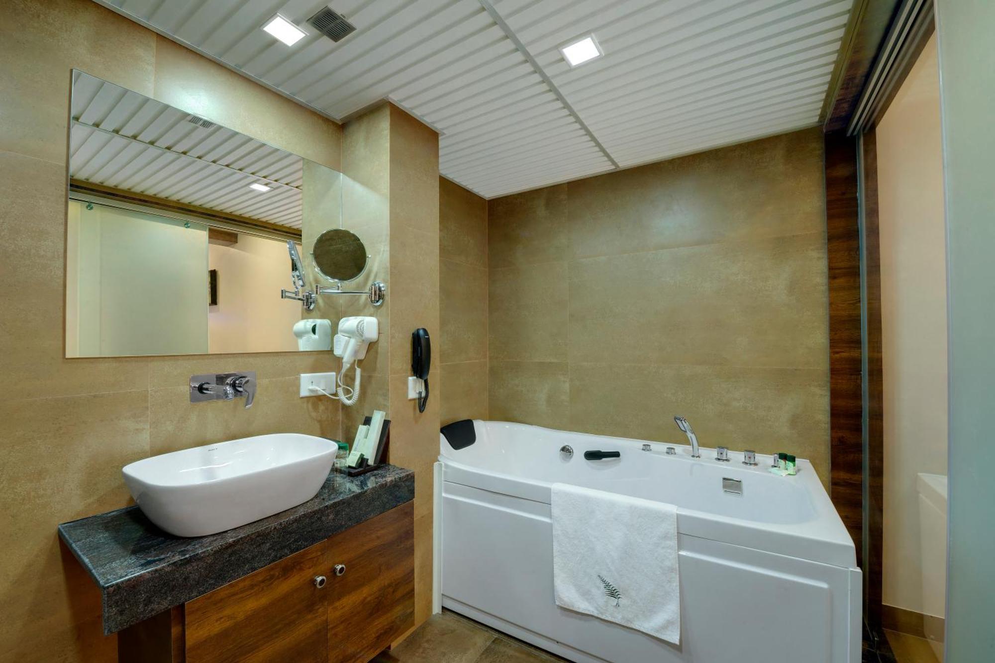 Hotel The Fern Residency, Bhuj Zewnętrze zdjęcie
